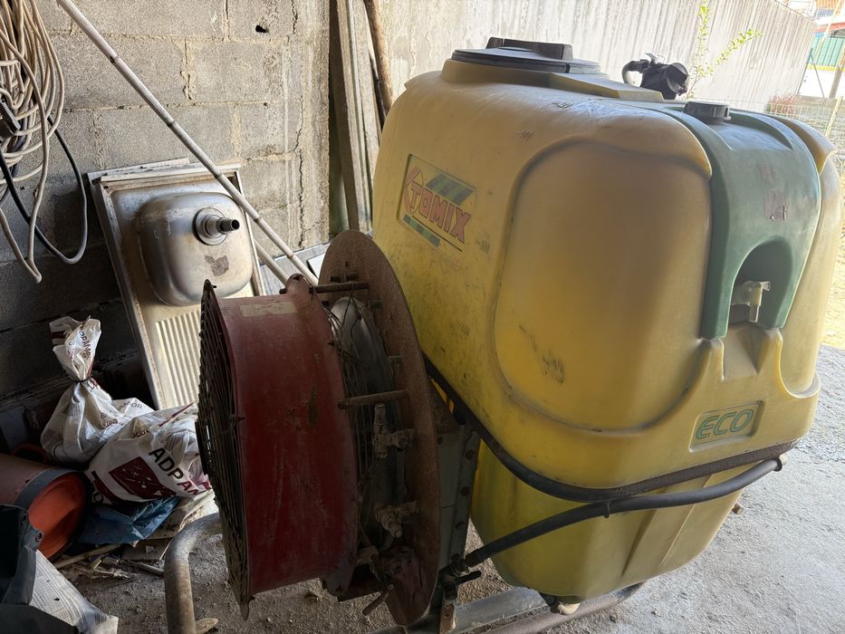 Pulverizador Agrícola Tomix 400L com Turbina – Excelente Estado
