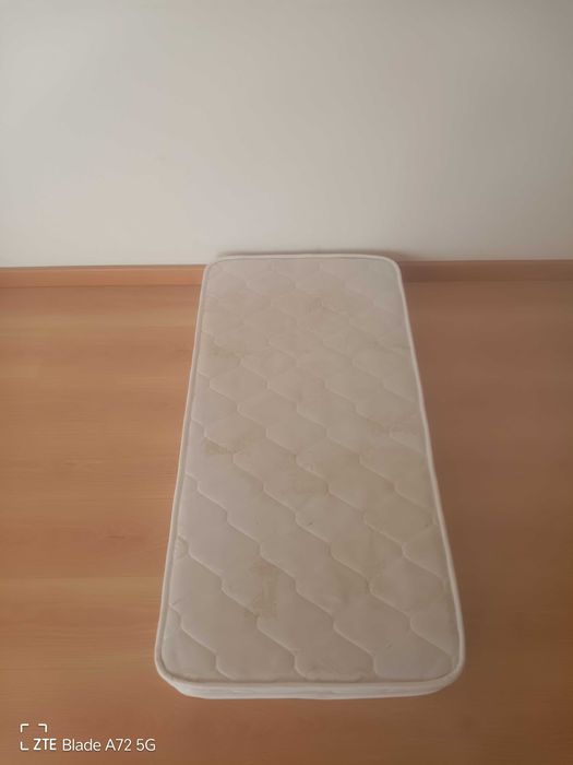 Cama para bebê usada