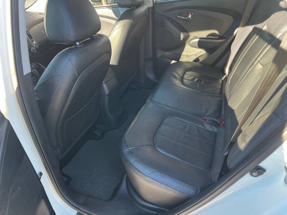 В продажу Hyundai Tucson/IX35 2 літра дизель передній привід із Кореї