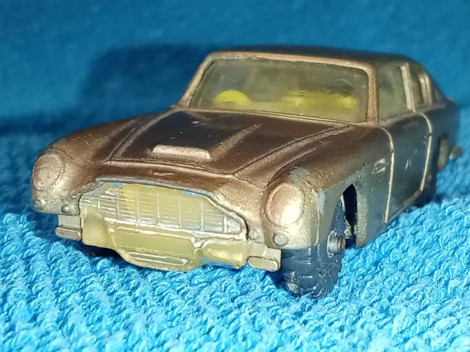 Miniatura Aston Martin DB6 da Husky
