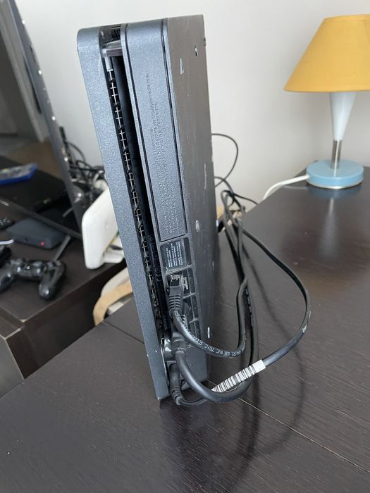 Sprzedam ps 4 slim 2 pady