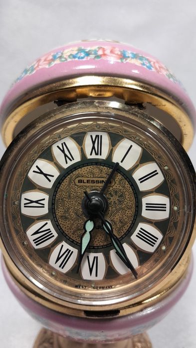 Zabytkowy budzik w stylu ACF Sevres.