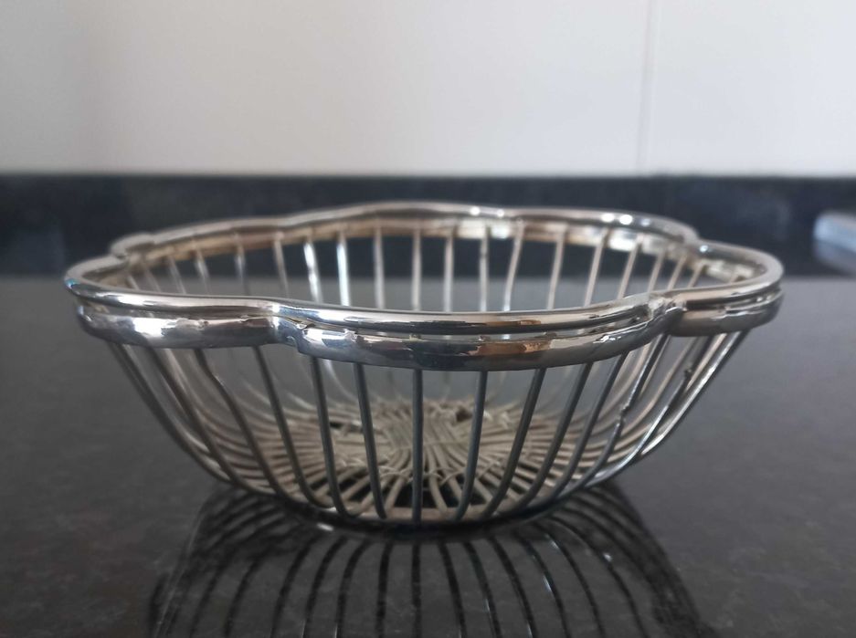 Cesta pequena redonda prateada antiga