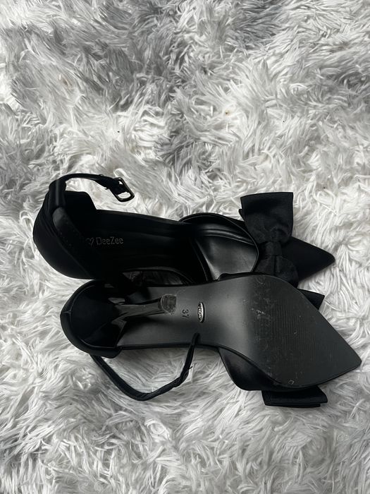 czarne szpilki z kokardką