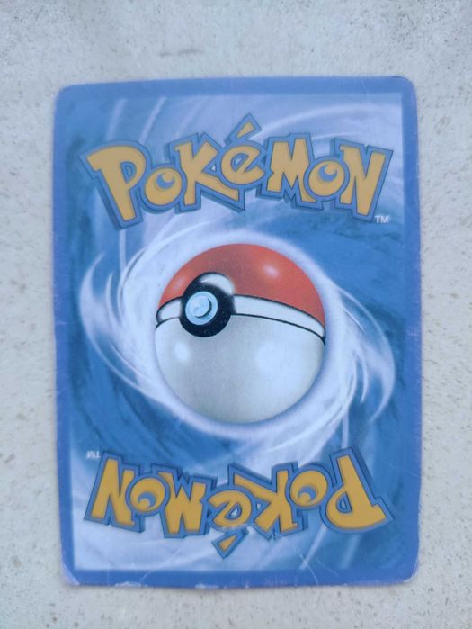 Cartas Pokémon algumas super raras e outras menos raras