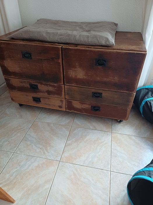 Mesa e gaveteiro
