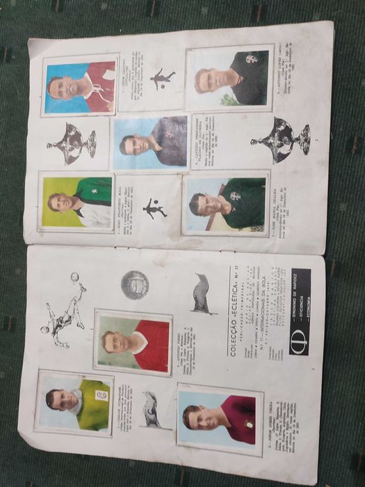 Caderneta de Cromos antiga Internacionais da Bola - Completa