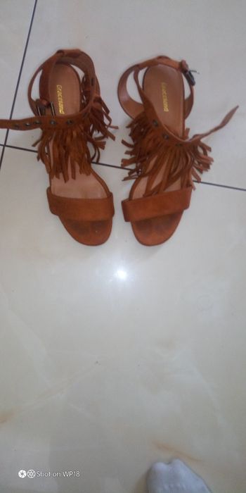 Sandały na obcasie 39