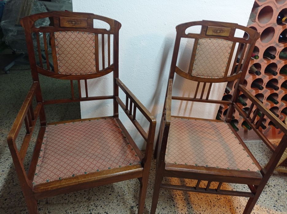 Conjunto de duas cadeiras muito antigas