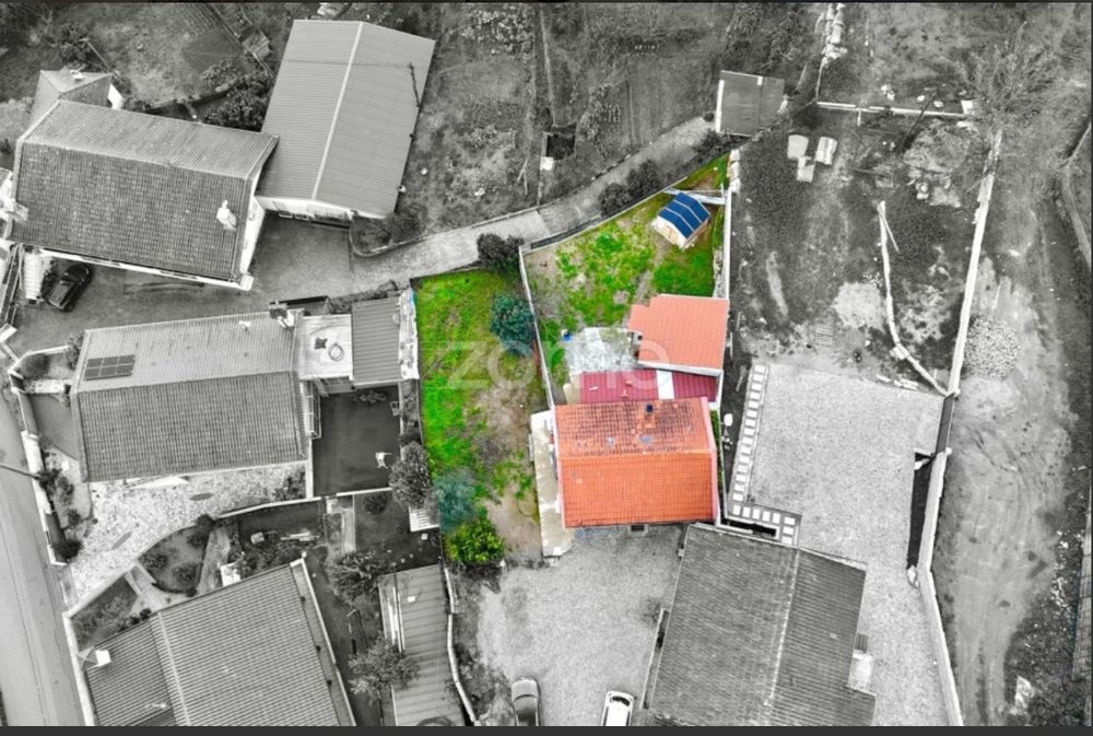 Moradia Térrea T2+1 remodelada, com terreno.