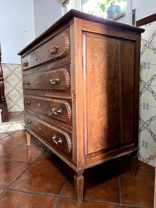 Cómoda de madeira com 4 gavetas