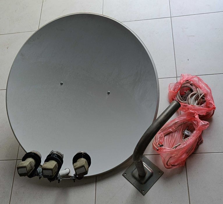 Супутникова антена (параболічна) з проводами та кріплення до неї