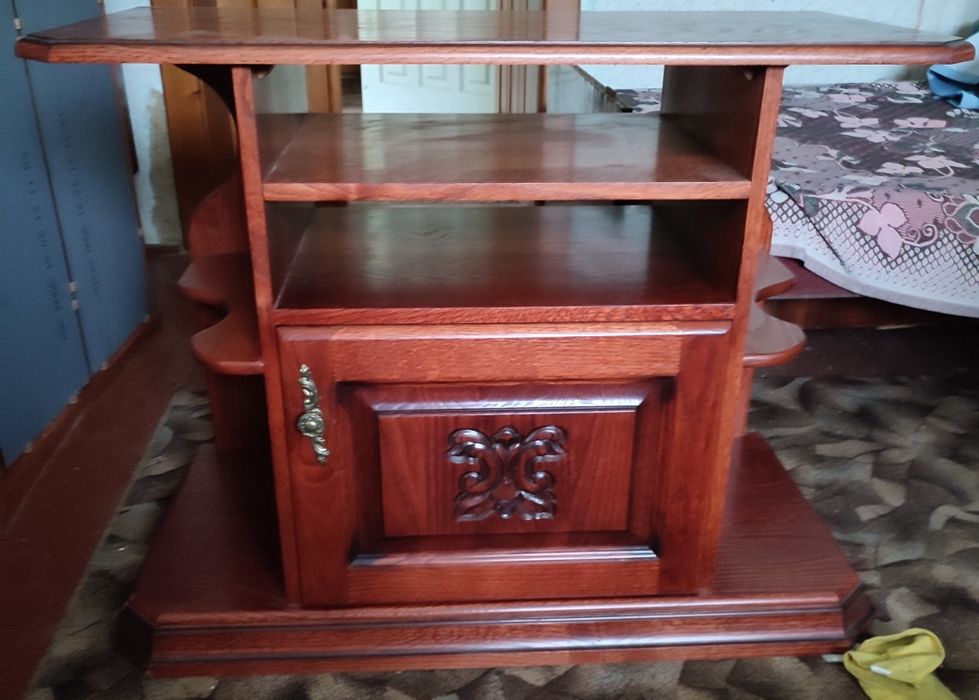 Дубова вітрина та тумба під телевізор в відмінному стані