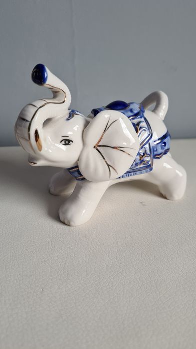 Porcelanowy słonik z siodłem – figurka dekoracyjna