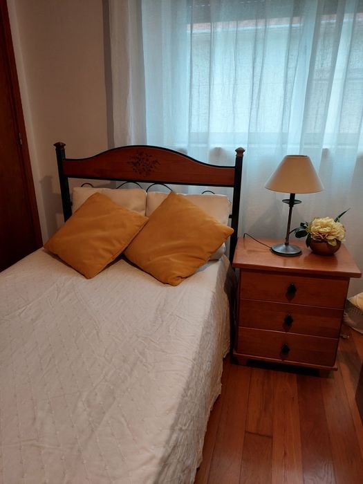 Conjunto quarto: cama de ferro recuperada,mesa de cabeceira e cómoda a fazer conjunto.