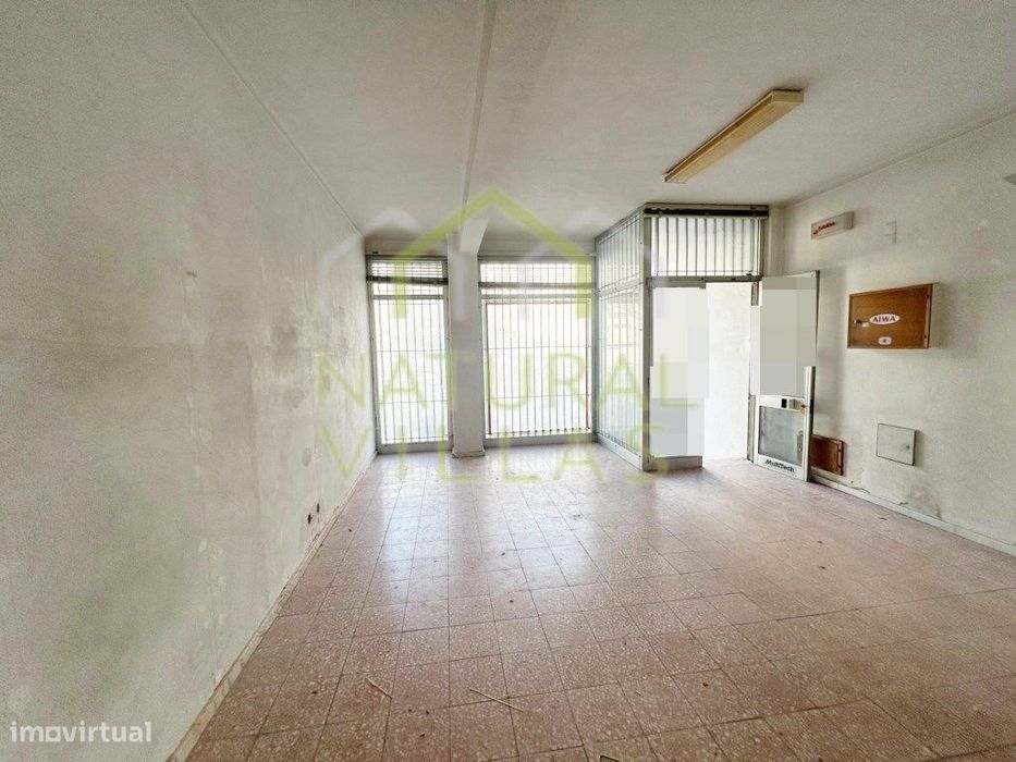Espaço Comercial com Cave Próxima ao Cento de Loulé