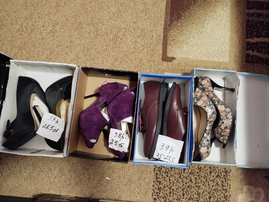 Кроссовки, босоножки женские