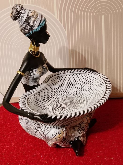 Biała Dama z misą długość 22cm afrykańska kobieta statuetka do salonu