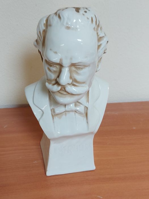 Busto em material da Estatuária