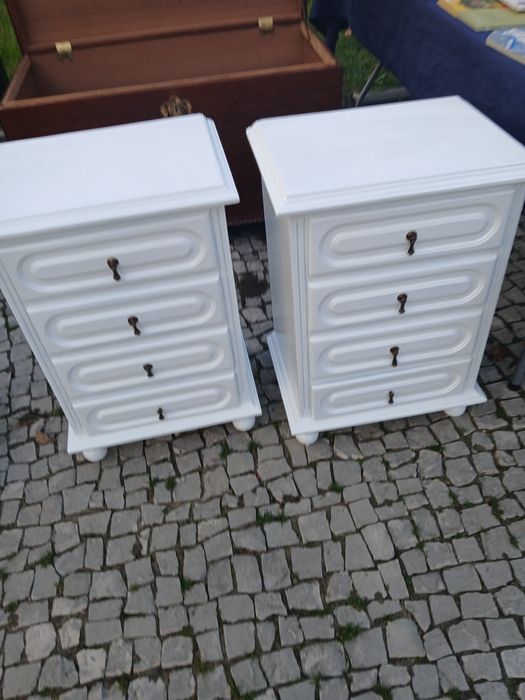 2 mesinhas de cabeceira pintadas em branco