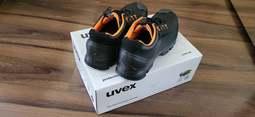 Buty ochronne UVEX rozm. 43
