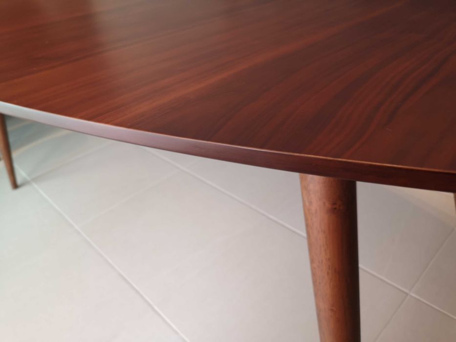 Mesa oval de nogueira, sem cadeiras!
