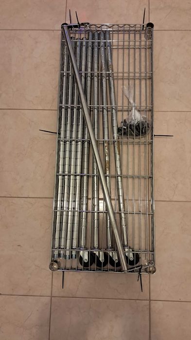 Móvel  de arrumos com Prateleira metálica e arrumação para cabides.