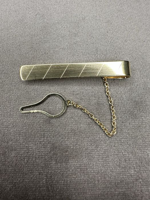 Alfinete de gravata em prata dourada