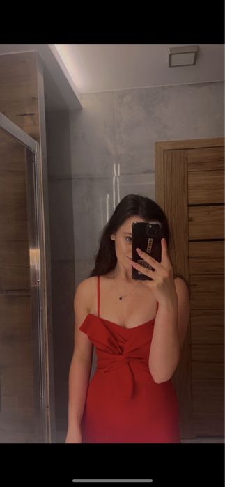 Dopasowana czerwona sukienka