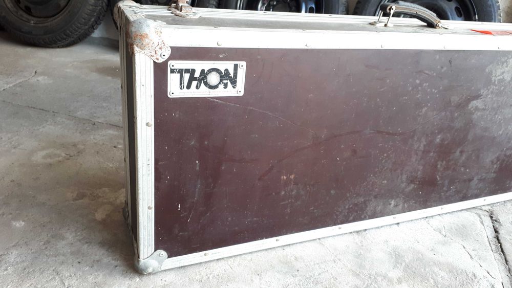 Sztywny futerał / case na instrumenty klawiszowe firmy THON