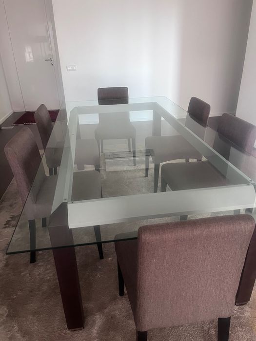 Mesa de jantar com 1,20 de largura e 2, 40 de comprimento. Tampo em vidro resistível em net e pernas em madeira maciça