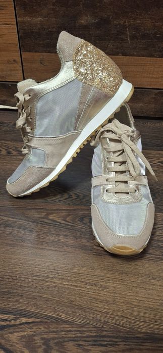 Стильні кросівки, красовки