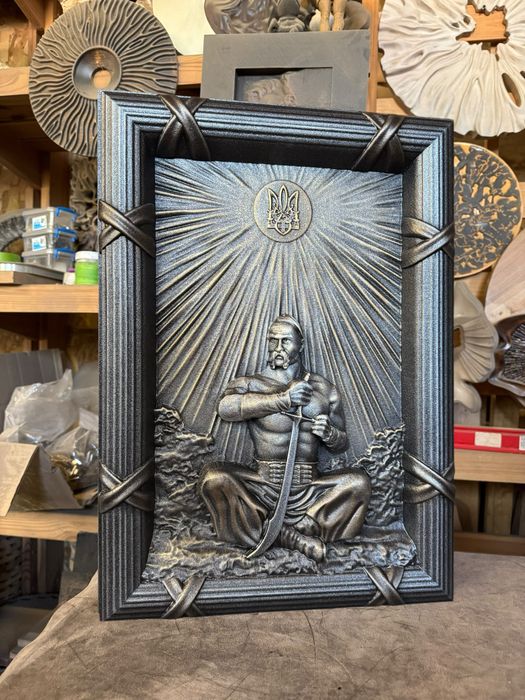 Авторська деревʼяна картина-панно «Сила гідності»