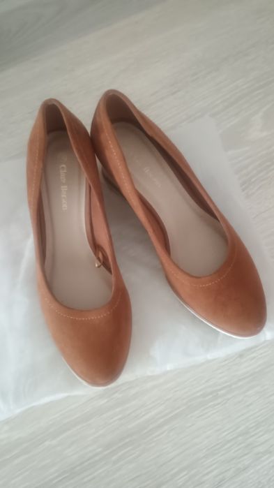 Sprzedam buty na koturnie.