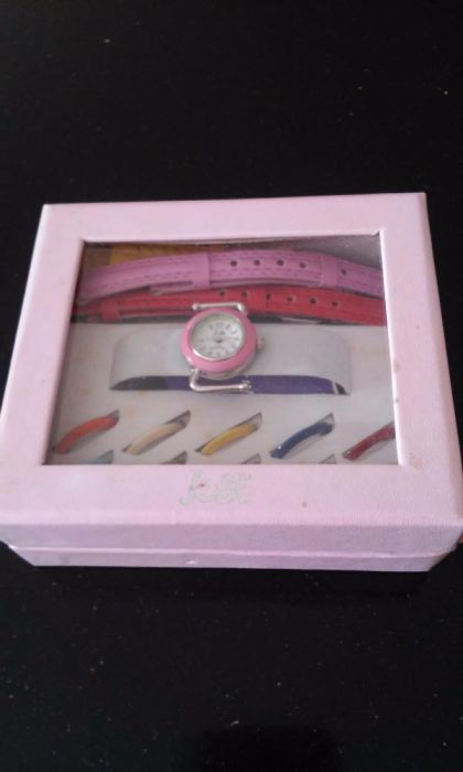 Relógio de criança com várias braceletes