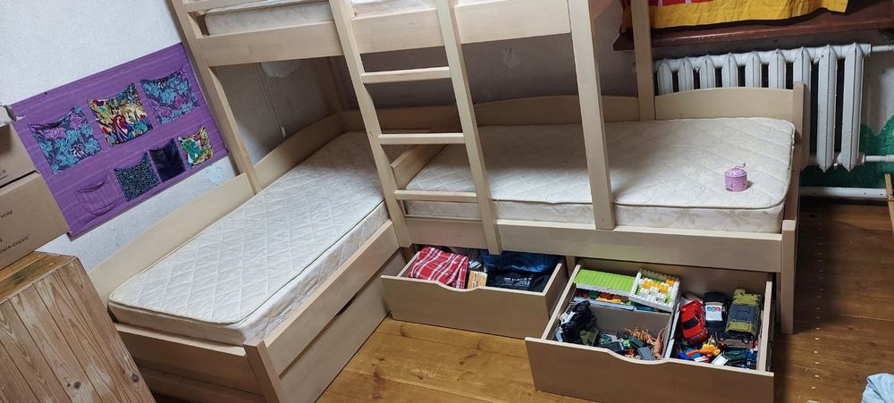 Кровать двохярусну, тримісну, дерев'яну.