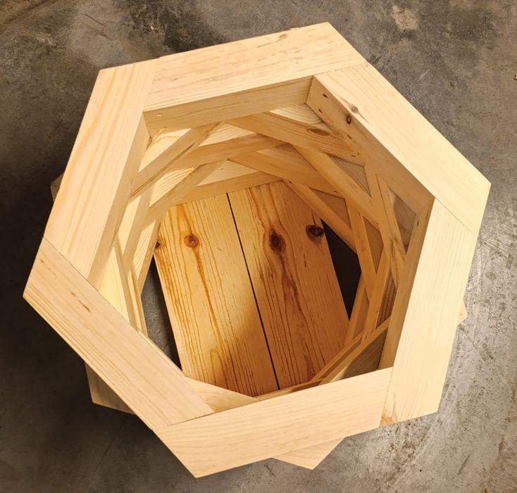 Donica skrzynia ogrodowa na kwiaty drewniana ozdobna sześciokątna