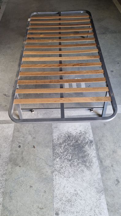 Sommier 190cm de comprimento x 90cm de largura