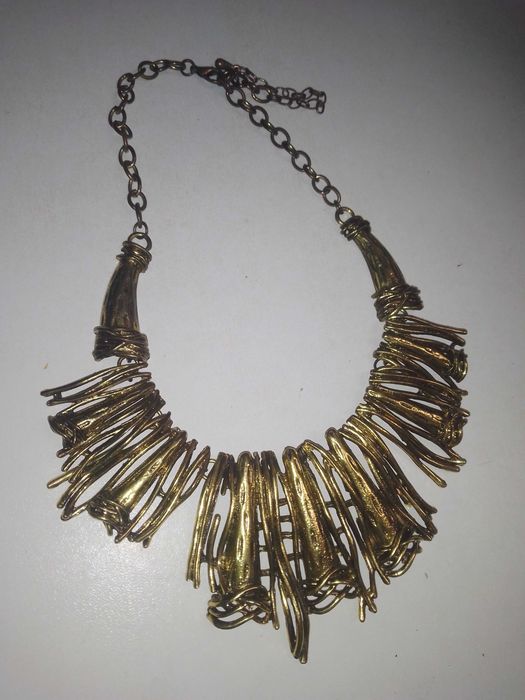 Colar curto dourado