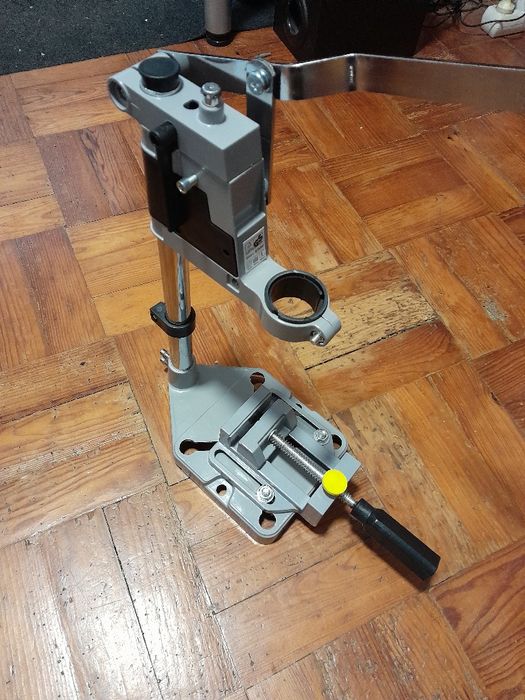 Suporte de bancada com torno para berbequim