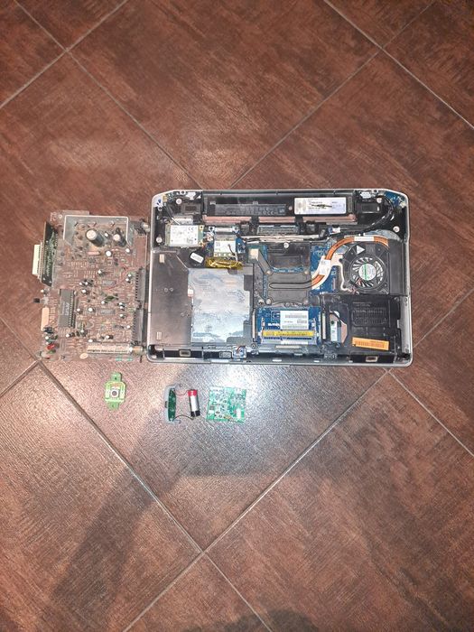 Laptop dell + płytka drukowana