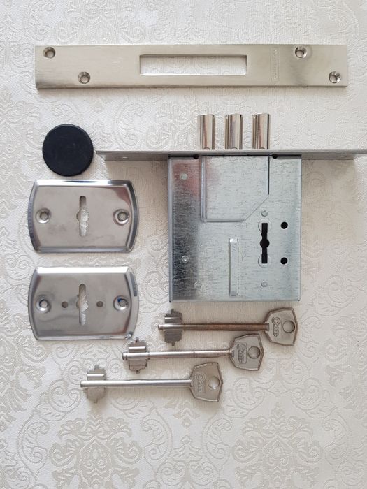 Замок врізний сувальдний. На два оберти.