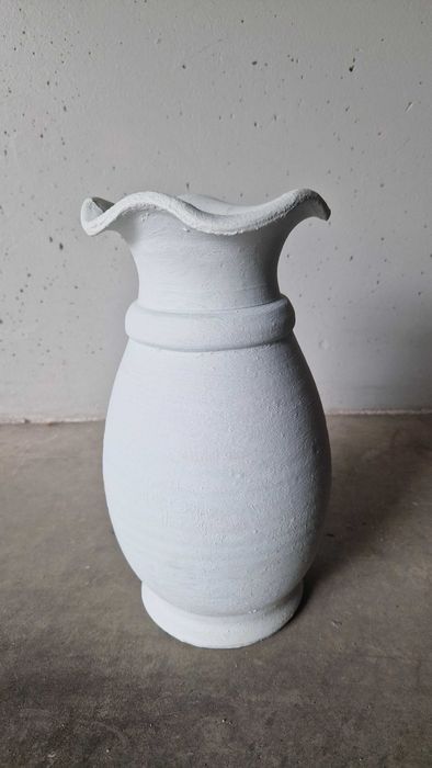 Jarra branca de cerâmica