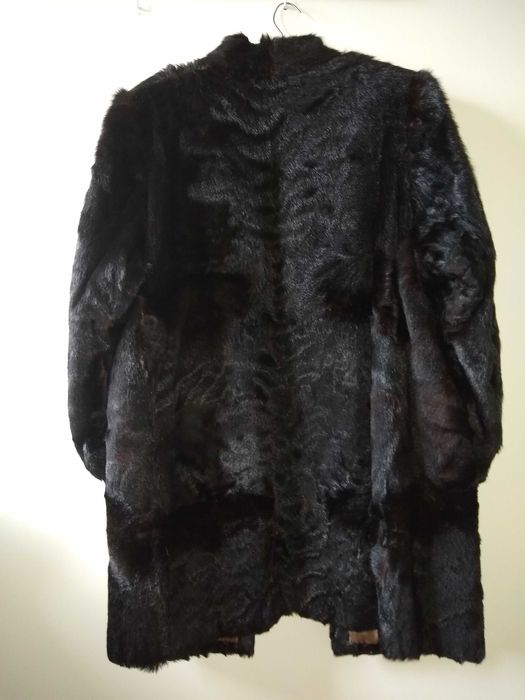 Damski płaszcz naturalne futro z kóz syberyjskich, koloru czarnego.
