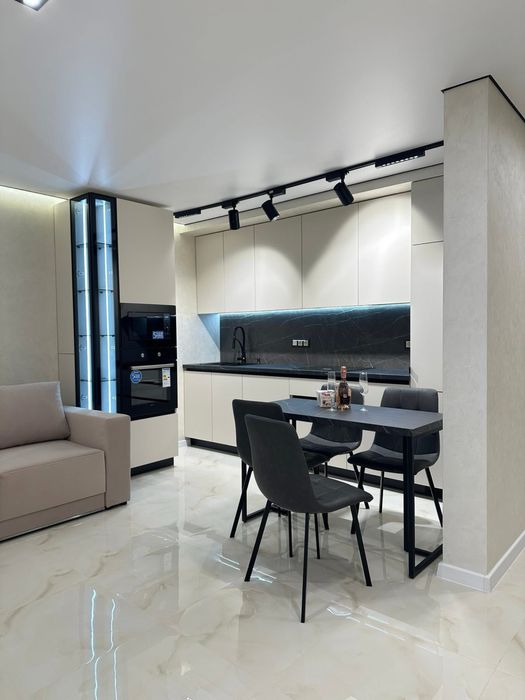 Сучасна стильна новенька квартирка