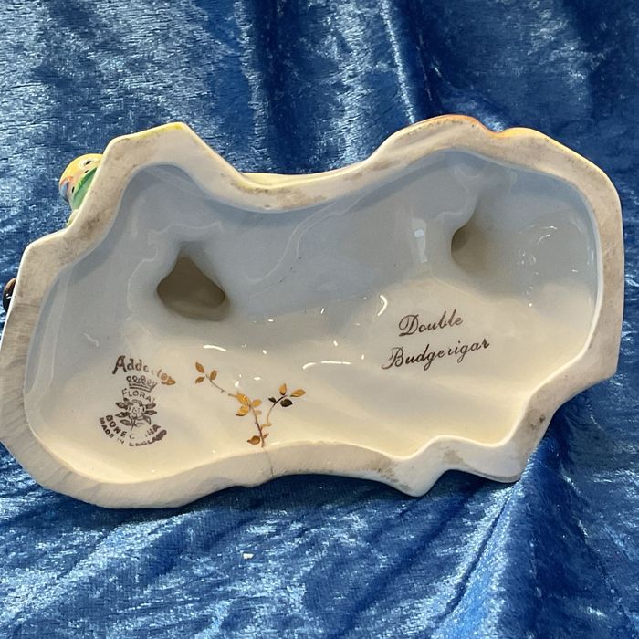 Aves casal em tronco base porcelana pintura manual 15 cm