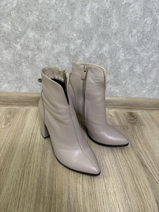 Жіночі ботінки на підборах