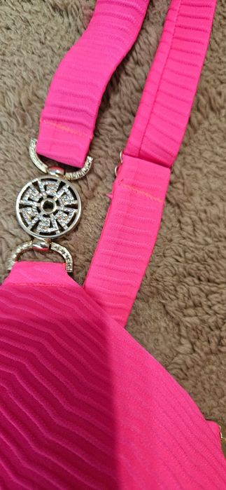 Яскравий новий купальник