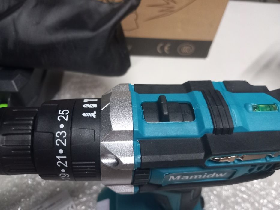 Berbequim novo com uma bateria