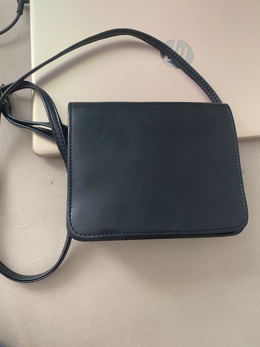 Granatowa listonoszka skora